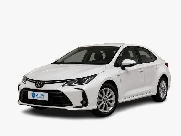 Weißer Toyota Corolla als Limousine, schräg von vorn und von der Seite gesehen