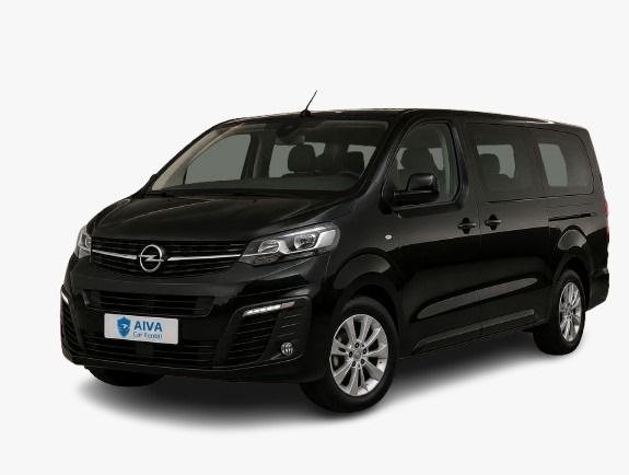 Schwarzer Opel Zafira in Dreiviertel-Frontansicht vor weißem Hintergrund