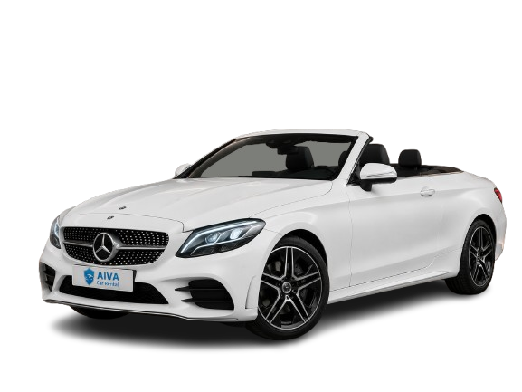 Beyaz 2023 Mercedes C200 Cabrio, önden üç çeyrek açıyla görüntüleniyor