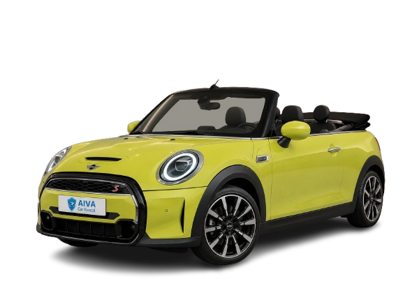 Лаймовый Mini Cooper Cabrio 2024 года с открытой крышей, вид спереди под углом на чёрном фоне